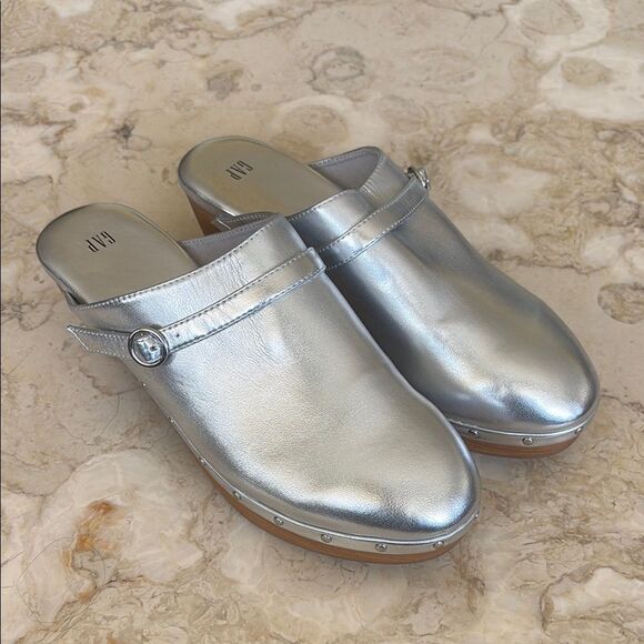 NWOT Gap Silver Faux Leather Clogs - Picture 1 of 12